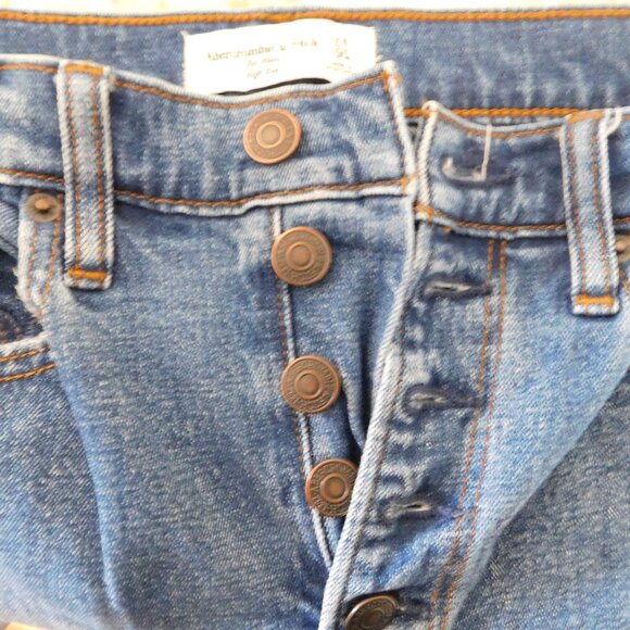 🦌 Abercrombie & Fitch The Mom High Rise Frayed Jeans - Picture 4 of 16